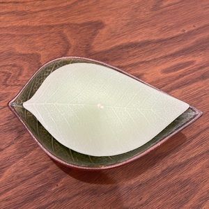 Leaf with candle inside 🍃